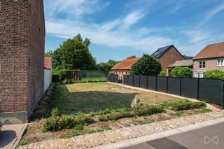 <p><span>Vous rêvez de construire sans partir de zéro ? Ce terrain à bâtir de 355 m² situé dans une rue calme et sans issue à Boutersem est proposé comme une opportunité de construction entièrement préparée.<br /><br /></span><span>De nombreux travaux préparatoires ont déjà été réalisés avec soin. Des plans d'architecte ont été élaborés, un entrepreneur a été prévu pour le gros œuvre et des devis pour la toiture et la menuiserie sont prêts. Des documents pratiques tels que le métré, le certificat de sol et les sondages font également partie du dossier. Cela vous offre, en tant qu'acheteur, une base solide et une vision claire des possibilités et du budget.<br /><br /></span><span>Le terrain est destiné à une construction semi-ouverte avec une largeur de façade de 10 mètres et une surface habitable brute d'environ 240 m². Grâce à son orientation favorable, vous bénéficiez d'un éclairage naturel optimal. De plus, tous les services publics sont déjà présents.<br /><br /></span><span>L'emplacement allie calme et accessibilité : dans une impasse sans circulation, entouré de nature et de sentiers de randonnée, tout en étant à quelques pas des commerces, des écoles et des transports en commun. Louvain et Tirlemont sont facilement accessibles, ce qui rend ce terrain à bâtir particulièrement attrayant pour les familles et les couples qui souhaitent vivre dans un endroit central mais verdoyant.<br /><br /></span><span>En bref, un projet parfaitement préparé, avec la possibilité de l'adapter à vos besoins en matière de logement.</span></p>