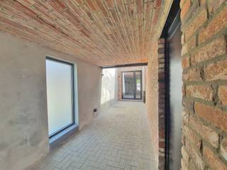 <p><span>Nieuwbouw woning met 3 slaapkamers en tuin op toplocatie</span></p><p><span>Deze nieuwbouwwoning is volledig tot in de puntjes en met kwalitatieve materialen afgewerkt, volledig geschilderd en gelegen in een rustige straat met een prachtig zicht vanuit de woonkamer op de tuin en de velden.</span></p><p><span>Op het gelijkvloers komt u binnen via de ruime inkomhal die ook toegang geeft tot een aparte WC en bergruimte. Via een glazen deur betreedt u de woonkamer met volledig ingerichte open keuken. <br />Vanuit de woonkamer hebt u toegang tot terras en tuin met prachtig uitzicht over de velden. In de tuin is er reeds een robotmaaier voorzien.</span></p><p><span>Op de eerste verdieping vindt u 3 slaapkamers, waarvan 1 slaapkamer met ensuite badkamer met inloopdouche en design bad. Daarnaast vindt u hier ook een douchekamer en een apart toilet.</span></p><p><span>Extra:<br />- Verwarming op gas<br />- Regenwaterpomp<br />- E-peil 41</span></p><p><span>- Extra bergruimte voor de woning<br />- Mogelijkheid om 3 wagens te parkeren op de oprit<br />- onmiddellijk beschikbaar</span></p><p><span>Mis deze unieke kans niet!! Bekijk ons volledig aanbod op www.ap-p.be</span></p>