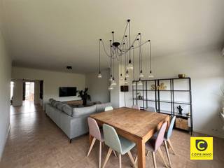 <p><span>Appartement moderne de 2 chambres avec 2 terrasses, une cave et un garage !</span></p><p><span>Situé au sixième étage dans un cadre verdoyant (Nachtegalenpark, Leeuwerikpark et Brilschanspark), cet appartement bénéficie d'une excellente accessibilité puisqu'il se trouve à proximité de tous les grands axes routiers (périphérique d'Anvers - A12 - E19).</span></p><p><span> </span></p><p><span>L'appartement se compose comme suit : </span></p><p><span> </span></p><p><span>Hall d'entrée, pièce à vivre &, cuisine</span></p><p><span>Vous entrez par le hall d’entrée équipé d’une porte de sécurité, d’un vidéophone et d’un placard vestiaire encastré. Vous remarquez immédiatement que l’appartement est parfaitement entretenu et entièrement équipé. </span></p><p><span>Le salon est spacieux et bénéficie d’une belle lumière naturelle grâce à ses grandes baies vitrées.</span></p><p><span>Depuis le salon, vous accédez à la cuisine qui donne sur la petite terrasse à l’avant. </span></p><p><span>La cuisine est entièrement équipée (cuisinière à gaz, lave-vaisselle, réfrigérateur, congélateur, four, nombreux rangements et plans de travail) et donne également un accès direct à un espace de rangement supplémentaire avec branchements pour lave-linge et sèche-linge. </span></p><p><span> </span></p><p><span>Chambres & e salle de bains</span></p><p><span>Les deux chambres sont très spacieuses ; l’une d’entre elles est actuellement utilisée comme bureau/dressing. Comme vous pouvez le constater, les possibilités sont nombreuses.</span></p><p><span>La salle de bains est équipée d’une baignoire avec douche intégrée, d’un meuble-lavabo double et d’un sèche-serviettes.</span></p><p><span>Les toilettes sont séparées. </span></p><p><span> </span></p><p><span>Terrasse, cave & garage</span></p><p><span>La terrasse à l'arrière (1,11 m x 6,61 m) est accessible depuis les deux chambres. </span></p><p><span>Un débarras pratique au rez-de-chaussée (2,22 m x 1,21 m) est inclus. </span></p><p><span>Depuis le débarras, vous avez un accès direct au garage fermé avec porte automatique (3,36 m x 5,70 m x 2,21 m).</span></p><p><span> </span></p><p><span>Loyer, commission & s de disponibilité</span></p><p><span>Loyer mensuel : 1 125,00 euros </span></p><p><span>Garage : €100,00 / mois (location obligatoire)</span></p><p><span>Charges mensuelles : 235,00 euros (eau, chauffage central au gaz et frais d'immeuble compris) </span></p><p><span>Disponibilité : 01/12/2024</span></p><p><span> </span></p><p><span>Ne manquez pas cette occasion unique ! </span></p>