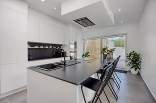 <strong>Volledig gerenoveerde woning van kop tot teen, gunstig gelegen nabij het station, met o.a. een bewoonbare oppervlakte van 175 m², 3 slaapkamers en een zuidgericht tuintje. EPC-label B.</strong><br /><br />Het gelijkvloers bestaat uit een inkomhal, een apart toilet en een lichtrijke woonkamer met open keuken.<br /><br />Op de eerste verdieping bevinden zich een nachthal, een ruime slaapkamer en een badkamer.<br /><br />De tweede verdieping (zolder) omvat een nachthal en twee slaapkamers.<br /><br />Verder beschikt de woning over een droge kelder.<br /><br />Achteraan bevindt zich een zuidgericht tuintje met terras. Het perceel is langs achter toegankelijk via de Grijpenwegstraat.<br /><br />De woning geniet van een uitstekende bereikbaarheid, met een vlotte verbinding naar het station, de E40, winkels, openbaar vervoer en scholen.<br /><br />Interesse? Mail naar laurens@immogve.be of bel naar 0496 07 89 48.