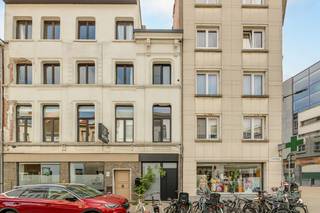 Bekijk alvast de videotour, het EPC, EK, grondplan en asbestinventaris via de Wellimmo-site ('documenten')<br /><br />Instapklare en volledig gerenoveerde burgerwoning met de karakteristieken van een triplex incl leuke buitenruimte gelegen in een rustige straat nabij 't Groen Kwartier in Antwerpen<br />Deze karaktervolle woning werd in 2025 grondig en kwalitatief gerenoveerd, met bijzondere aandacht voor comfort en energiezuinigheid. Zo werden onder meer het dak en de ramen vernieuwd, de elektriciteit conform gemaakt en zowel de keuken als de badkamer volledig hernieuwd. In combinatie met maatmeubilair en een recente verwarmingsketel resulteert dit in een woning die volledig klaar is voor de toekomst, wat zich ook vertaalt in een gunstige EPC-score B. Laat u niet misleiden door de eerder beperkte gevel: eenmaal binnen ontdekt u een woning die zich naar achter toe royaal opent en een bijzonder ruimtelijk gevoel creëert. De grondplannen maken dit meteen duidelijk.<br /><br />Met een bew. oppervlakte van +-175 m², verspreid over 4 verdiepingen, biedt de woning verrassend veel ruimte. De 4 volwaardige kamers kunnen naar wens gebruikt worden als slaapkamers, bureau of hobbyruimte, ideaal voor wie op zoek is naar een combinatie wonen en werken.<br /><br />De leefruimte en keuken bevinden zich op aparte niveaus, wat zorgt voor een aangename scheiding tussen ontspanning en koken. De volledig geïnstalleerde keuken is uitgerust met kwalitatieve toestellen, waaronder een SMEG gasvuur, vaatwasser en Quooker kraan, en sluit perfect aan bij het hedendaags wooncomfort.<br /><br />De moderne badkamer beschikt over zowel een ligbad als een ruime douche, aangevuld met toilet en praktische bergruimte.<br /><br />Als extra troef beschikt de woning over een droge kelder en een zalige stadskoer waar het heerlijk vertoeven is.<br /><br />Gelegen in een rustige straat, op wandelafstand van parken, winkels, scholen en openbaar vervoer, combineert deze woning het beste van twee werelden: een levendige omgeving met alle voorzieningen binnen handbereik, en toch een aangename woonrust, ideaal voor de moderne stadsbewoner.<br /><br />Voor meer info of een bezoek 03/3225 00 68 of info@wellimmo.net<br /><br /> 