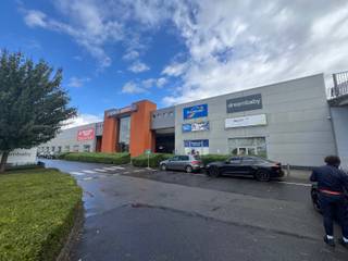 Bien commercial à louer à Jemappes - Surfaçe brute 3470 m2 .(possibilité de scinder: 2000 / 1470 m2 ou 2500 / 970 m2)Centre commercial situé le long...