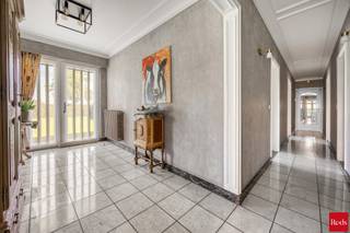 Deze charmante villa is uitstekend gelegen op een vlot bereikbare locatie, op korte afstand van het centrum van Oostmalle. Hier geniet u van een ideale combinatie van rust, ruimte en bereikbaarheid. Bovendien bestaat de mogelijkheid om de achtergelegen weilanden bijkomend aan te kopen.<br /><br />INDELING:<br /><br />Via de mooie oprit bereikt u de woning. Bij het binnenkomen wordt u verwelkomd in een ruime inkomhal. Rechts bevindt zich de lichtrijke leefruimte, die dankzij de vele raampartijen geniet van een aangename lichtinval en een prachtig uitzicht biedt op de fraai aangelegde tuin. Aansluitend bevindt zich de volledig uitgeruste keuken, die rechtstreeks toegang verleent tot het gezellige terras.<br /><br />Links van de inkomhal bevindt zich het slaapgedeelte. De woning beschikt over drie ruime slaapkamers en twee comfortabele badkamers. De eerste badkamer is uitgerust met een enkele lavabo, een ligbad en een toilet. De tweede badkamer beschikt over een dubbele lavabo en een inloopdouche. Via deze badkamer bereikt u bovendien een praktische bureauruimte, een wasplaats en een extra toilet.<br /><br />Verder beschikt de woning over een ruime bergzolder, wat zorgt voor extra opslagmogelijkheden.<br /><br />Buiten geniet u van een prachtig aangelegde, volledig omheinde tuin waar u in alle rust kunt ontspannen. Achter de afsluiting bevindt zich nog een extra perceelsgedeelte met een garage, een opslagplaats en een ruim magazijn. Deze bijkomende gebouwen bieden tal van mogelijkheden voor hobbyisten, zelfstandigen of wie op zoek is naar extra bergruimte.<br /><br />Kortom, een ruime en veelzijdige woning met een uitstekende ligging, ideaal voor gezinnen of wie wonen en werken wenst te combineren.<br /><br />BIJZONDERHEDEN: <br />- Goede bereikbare locatie<br />- Veel mogelijkheden <br />- Veel ruimte<br />- Aangelegde tuin<br /><br />Voor meer info of een bezoek ter plaatse kan u vrijblijvend contact opnemen met Lieselotte op 03.227.58.58 of lieselotte@reds.be.