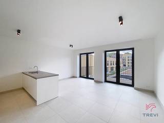 <p>Ontdek dit tweeslaapkamerappartement gelegen in het project Mench, een nieuw residentieel geheel dat hedendaagse architectuur combineert met een groene omgeving. Georganiseerd rond een ruime gemeenschappelijke tuin, biedt het een rustige leefomgeving in het hart van de stad.</p>
<p>Het appartement beschikt over een ruime, lichtrijke woonkamer met een open, volledig uitgeruste keuken, wat zorgt voor een gezellige leefruimte. De twee slaapkamers bieden comfortabele oppervlaktes, ideaal voor een gezin, een koppel of co-living. Een privatief terras verlengt op aangename wijze de binnenruimte.</p>
<p>In de onmiddellijke nabijheid van openbaar vervoer, winkels en hoofdwegen vormt dit pand een ideale opportuniteit die comfort en praktisch gemak combineert.</p>
<p>De technische uitrusting garandeert optimaal comfort: uitstekende energieprestatie met een EPC A, warmtepomp, zonnepanelen, ventilatiesysteem met dubbele flux, vloerverwarming, kwaliteitsvolle materialen en verzorgde afwerkingen. Lage provisies. Onmiddellijk beschikbaar. Mogelijkheid om een parkeerplaats te huren tegen meerprijs (met of zonder laadpaal). Oppervlaktes worden ter indicatie opgegeven.<br /><br /></p>
<p><span>Indeling </span>:</p>
<ul>
<li>Inkomhal</li>
<li>Slaapkamer 1</li>
<li>Slaapkamer 2</li>
<li>Toilet</li>
<li>Doucheruimte</li>
<li>Wasruimte</li>
<li>Woonkamer met volledig ingerichte open keuken</li>
<li>Terras</li>
</ul>
<p><br /><br /></p>