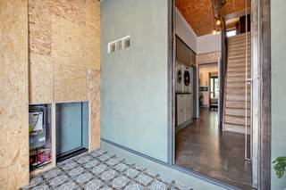 <pre><span>À deux pas du centre de Gand, découvrez cette maison à l'intérieur unique. Son agencement joue avec les espaces et la lumière, donnant une impression de grandeur insoupçonnée de l'extérieur.

Le hall d'entrée, équipé d'un local à vélos, dessert directement les différentes pièces de la maison. Au rez-de-chaussée, une salle de bains parfaitement équipée et une chambre s'ouvrent sur un jardin paysager. Un bassin et une terrasse avec un espace détente offrent une intimité et une tranquillité absolues, ainsi qu'un cadre idéal pour profiter du plein air entre amis durant l'été.

L'escalier mène au premier étage, où une cuisine lumineuse et entièrement équipée, rénovée en 2025, communique avec la salle à manger offrant une vue sur le jardin. Un bureau peut y être aménagé. Au deuxième étage, la partie avant, actuellement aménagée en bureau, peut facilement être transformée en chambre. La partie arrière, quant à elle, est meublée en un salon confortable donnant sur un jardin privé appartenant à la ville de Gand. L'emplacement permet également un accès rapide aux grands axes routiers aux heures de pointe.

Caractéristiques techniques :

- Triple vitrage, remplacé en 2021

- Toiture remplacée en 2024

- Parquet massif en chêne aux premier et deuxième étages

- Arrivée d'eau et évacuation prévues pour une salle de bains

Nous serions ravis de vous accueillir sur place pour une visite détaillée.

Tél. 09 274 15 53
Courriel : floris@cornelis-goeman.be</span></pre>