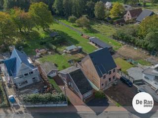 AAIGEM (Erpe-Mere) - Deze af te breken voor een HOB bevindt zich te Aaigem (Erpe-Mere), in een zeer landelijke omgeving dicht tegen de dorpskern.<br /><br />Deze af te breken woning is niet ver gelegen van het station van Burst en op wandelafstand van Natuurgebied " DEN DOTTER".<br />De achterliggende weilanden geven een open zicht achteraan het perceel.<br />De oppervlakte is 540m², breedte aan de straat is 17.50m.<br />De oriëntatie van de tuin is zuidgericht.<br />De bouwvoorschriften geven mee dat er 8m breed mag gebouw worden, 16m diepte op de gelijkvloers en 12m op de verdieping<br /><br />Op de grond staat momenteel nog een te slopen constructie (EPC 1991 kWh/(m²jaar)), wat financieel een groot voordeel biedt: bij afbraak en heropbouw kan u onder voorwaarden genieten van 2% registratierechten (tot eind 2026) op de aankoop én het verlaagde btw-tarief van 6% op de nieuw en/of heropbouw.<br /><br />De belangrijkste troeven zijn:<br />- rustige ligging - landelijk<br />- open zicht<br />- nabij scholen, winkels, openbaar vervoer, opritten E40 Erpe-Mere en andere belangrijke uitvalswegen.<br /><br />Neem gerust contact met ons kantoor voor verdere informatie via 053/60.65.60