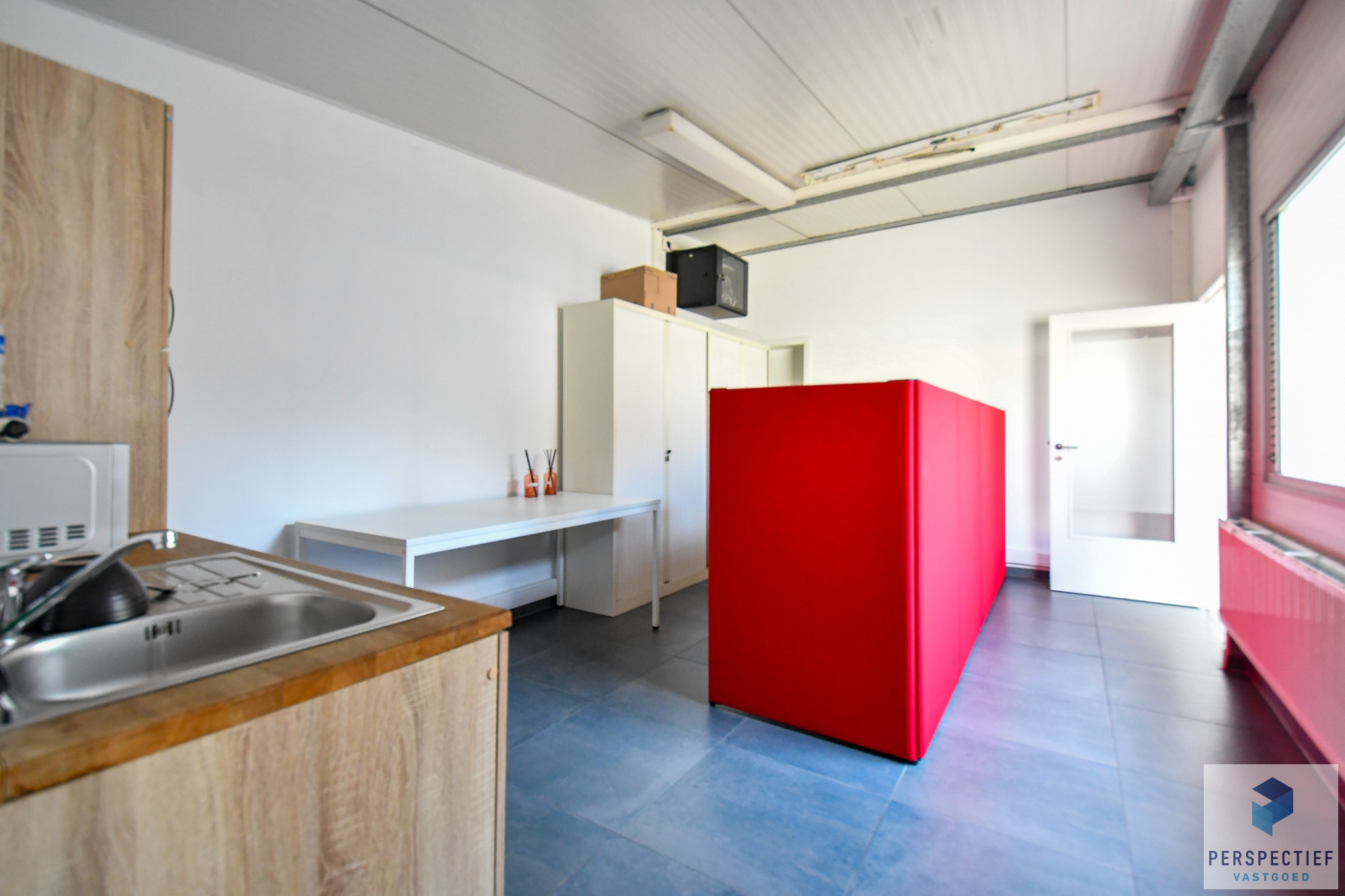 Handelsgelijkvloers en appartement te Adegem - foto 4