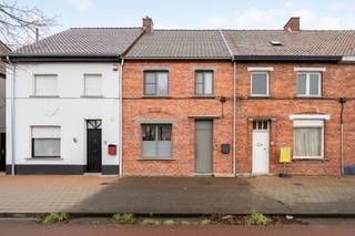 <strong>Volledig gerenoveerde woning met 190 m² bewoonbare oppervlakte</strong><br />Deze instapklare woning biedt verrassend veel ruimte en comfort. Op het gelijkvloers vind je vooraan een ruime wasplaats, met aansluitend een afzonderlijk gastentoilet. De open leefruimte met volledig uitgeruste, moderne keuken sluit rechtstreeks aan op de tuin met terras. Aangrenzend aan de keuken is er een praktische berging.<br />De uitgestrekte tuin leidt naar een achtergelegen garage, bereikbaar via een aparte toegangsweg. Extra opbergruimte is voorzien in de droge kelder.<br />Op de eerste verdieping bevinden zich twee volwaardige slaapkamers en een moderne badkamer met douche, toilet en lavabo. De zolderverdieping is ingericht als ruime master bedroom.<br /><strong>Troeven:</strong><br />Instapklaar en volledig geschilderd<br />EPC-label B<br />Beschikbaar vanaf 1 juni 2026<br />Voor meer info of een bezoek:<br />📞 0476 35 60 43 – Veerle Desmet