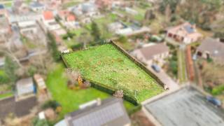 Bouwgrond voor open bebouwing van 8 are 65 centiare, gelegen in een rustige doodlopende straat binnen een residentiële wijk.LOT 3 op het...