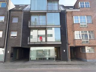 Ligging: Het appartement is gelegen op de Diestseweg te Geel en bevindt zich op wandelafstand van De Markt. Hierdoor bevinden de vele winkels, horecazaken, alsook het openbaar vervoer zich in de nabije omgeving.<br /><br />Beschrijving:<br /><br />- Twee slaapkamers waarvan één met aanpalende dressing<br />- Grote leefruimte voorzien van parketvloer <br />- Volledig uitgeruste keuken met naastgelegen berging/wasplaats<br />- Apart gastentoilet<br />- Ruime badkamer, uitgerust met lavabo, toilet en ligbad<br />- Tweede douchekamer met lavabo<br />- Prachtig terras 35m2 achteraan + balkon aan de straatkant<br />- Private garage met automatische poort<br /><br />Extra:<br />- Huurprijs: 1050 euro/maand + 80 euro gemeenschappelijke kosten/maand <br />- 125 euro provisie/maand voor privé gas en elektriciteitsverbruik, mèt een jaarlijkse afrekening.<br />- Airco aanwezig<br />- Gunstig EPC-label B<br />- Parkeermogelijkheden achteraan het gebouw<br />- Het appartement is onmiddellijk beschikbaar!<br /><br />Uitsluitend via onze website www.vastengoed.be kan u een bezichtiging inplannen op de vooropgestelde bezoekmomenten. Voor andere vragen kan u het kantoor bereiken op het nummer 014 72 73 74
