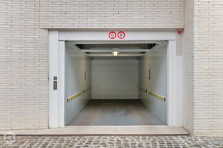 Op een uitstekende plaats in centrum van Mechelen bevindt zich deze ondergrondse staanplaats (-2) in de recente residentie 'Diependael'. De parkeerplaats bevindt zich op amper 350m van de Ijzerenleen en 600m van de Grote Markt wat het zeer interessant maakt als investering. De parking is te betreden met een autolift.<br /><br />Grijp nu uw kans en contacteer ons voor meer informatie op 0480 66 14 77.