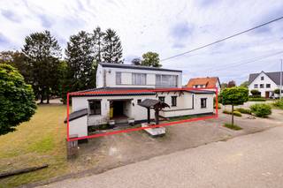 Tweewoonst met veel potentieel te koop in Ham (Laakdal) – Ideaal voor investeerders en aannemers!<br /><br />Bent u op zoek naar een interessant renovatieproject met tal van mogelijkheden? Deze tweewoonst, gelegen te Ham 2 in Laakdal, biedt een unieke kans voor investeerders, aannemers of handige doe-het-zelvers die op zoek zijn naar een eigendom met een uitstekend rendementspotentieel.<br /><br />De woning bestaat uit twee wooneenheden en biedt de mogelijkheid om deze volledig naar eigen smaak en wensen te renoveren. Dankzij de ruime indeling en de vele mogelijkheden is dit pand uitermate geschikt voor wie wil investeren in verhuur, wederverkoop of een combinatie van eigen bewoning en verhuur. Het pand heeft 2 verschillende inkomdeuren met allebei een keuken, living, slaapkamers, badkamer (niet afgewerkt beneden) en er is ook een kelder aanwezig.<br /><br />De ligging is een extra troef. U geniet van een rustige omgeving met een vlotte verbinding naar winkels, scholen, openbaar vervoer en belangrijke invalswegen. Bovendien bereikt u de autosnelweg richting Hasselt en Antwerpen in slechts enkele minuten, wat deze locatie bijzonder aantrekkelijk maakt.<br /><br />Deze eigendom biedt een uitstekende basis om een waardevolle investering te realiseren en het volledige potentieel van de woning te benutten.<br /><br />Stedenbouwkundige inlichtingen:<br /><br />- Woongebied<br />- Vergunning: Tweewoonst<br />- Geen verkavelingsvergunning<br />- Geen dagvaarding<br />- Geen voorkooprecht<br /><br />Interesse? Bel ons op 014/95.37.50 of mail naar secretariaat@degroot-celen.be voor meer informatie of om een bezoek ter plaatse in te plannen.