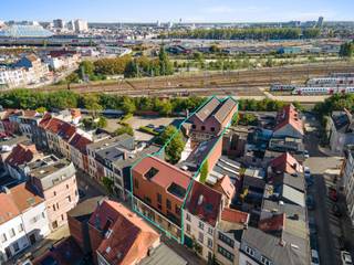 Lichtrijk appartement met groot terras in de oude Whitbread-fabriek<br /><br />Op de derde verdieping van de voormalige Whitbread-site in Antwerpen ligt dit appartement van circa 95 m². De fabriek is volledig heringericht met behoud van de oorspronkelijke architectuur: de industriële sfeer blijft voelbaar, het wooncomfort is van nu.<br /><br />Via een private inkom kom je in de open leefruimte, waar zithoek, eetplaats en keuken in elkaar overlopen. Het privéterras is opvallend ruim, ongeveer 16 tot 17 m², en ligt op de zon. De slaapkamer zit rustig, met ingebouwde kasten. De badkamer is uitgerust met douche, wastafel en toilet.<br />Veel licht, een groot terras, authentiek karakter en een centrale ligging in Antwerpen.