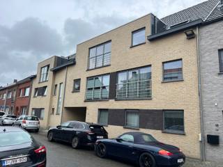 <p>Modern appartement met zuid gericht terras op toplocatie. Op zoek naar een modern, uitstekend gelegen appartement vlakbij het centrum van Mechelen en toch in een groene omgeving? Dan is dit misschien exact wat je zoekt! <br />Vlakbij winkels, restaurants, ... biedt dit appartement tal van mogelijkheden en is het dé ideale uitvalsbasis. Het appartement is voorzien van dubbele belgazing, centrale verwarming en heeft een ruim zuid gericht terras om gezellig te genieten van de zon.<br /><br />Indeling: het appartement op de 2de verdieping is bereikbaar via lift of trap en omvat: inkomhal, apart toilet met lavabo, ruime lichtrijke leefruimte door de grote raampartijen, met geïnstalleerde keuken en toegang tot het groot terras (21m²) via een schuifraam, badkamer met ligbad en een enkele lavabo. Verder zijn er nog 2 slaapkamers en een berging.<br />Mogelijk om garage bij te kopen: €29.500<br /><br />Concreet: een modern, gezellig appartement met alle comfort.<br />Fantastisch gelegen voor wie centraal wil wonen en alles bij de hand wil hebben. <br />Goed gelegen met goede bereikbaarheid van Brussel en Antwerpen via de E19 en toch vlakbij het centrum.<br />EPC B.<br />Mogelijk om garage bij te kopen: €29.500<br /><br />Interesse? Reageer op de advertentie of contacteer ons via info@woningzorg.be</p>