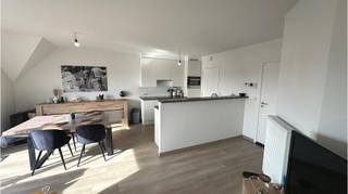 Dit lichtrijk 2-slaapkamerappartement met TERRAS en GARAGE heeft een interessante ligging in Zedelgem, vlakbij diverse winkels/supermarkten,...