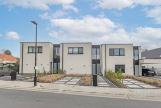 Energie-neutrale woning met drie slaapkamers in het landelijke Asbeek.Rustig gelegen in de dorpskern, nabij invalswegen.Deze instapklare woonst in de...