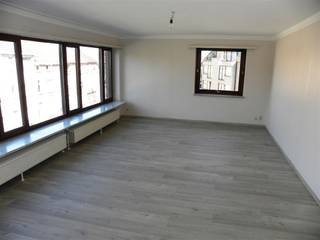 <p><span>Bijzonder ruim 3 slaapkamer appartement aan UZ met autostaanplaats.</span></p><p><span> </span></p><p><span>Dit hoekappartement is gelegen op de tweede verdieping van een gebouw met 3 bouwlagen.</span></p><p><span> </span></p><p><span>Bestaande uit:</span><span> </span></p><p><span>Inkomhall, een heel ruim leefgedeelte met veel lichtinval door de ramen over de ganse breedte. Aansluitend een ingerichte keuken, een apart bezoekerstoilet, een badkamer met inloopdouche, lavabo, bidet en toilet. Vloerverwarming in de badkamer, alsook aansluiting voor een wasmachine.</span></p><p><span>Verder zijn er drie slaapkamers (resp. 12 m², 15 m² en 17 m²). </span></p><p><span>In de gang bevinden zich nog praktische bergingen.</span></p><p><span>Keuken is volledig ingericht met vitrokeramische kookplaat met afzuigkap, een elektrische oven, een ingebouwde frigo met apart freezergedeelte onderaan, en een vaatwasser. </span></p><p><span>In de prijs inbegrepen : een open staanplaats in de ondergrondse garage (met automatische poort)</span></p><p><span>Ook is er een kelderberging. Lift. Videofoon.</span></p><p><span>Totale bew. opp. : +/- 120 m²</span></p><p><span> </span></p><p><span>Het appartement is pal aan de vroegere hoofdingang van het UZ aan de De Pintelaan.</span></p><p><span>Nabijheid scholen en openbaar vervoer, met oa tramhalte voor de deur.</span></p><p><span>Oprit E-17 (UZ-Gent) op 500 mtr.</span></p><p><span>Nabijheid handel allerhande (kleinhandel, Delhaize Sterre,etc...).</span></p><p><span> </span></p><p><span>Ligging pand : Zwijnaardesesteenweg 481 (Residentie Steenakker) te 9000 GENT.</span></p><p><span> </span></p><p><span>Vraagprijs: € 395.000 € (met verplicht aan te kopen staanplaats aan 25.000 €) </span></p><p><span>EPC : 222 kWh/m² / Label C / UC :3759617-RES-1</span></p><p><span>Asbestveilig</span></p><p><span>Wg/Gvkr/Gvg/Gom/</span></p><p><span> </span></p><p><span>Bezoek: enkel mogelijk via telefonisch afspraak via Immo-Eden - T 09 222 00 63</span></p><p><span>Beschikbaar: bij akte </span></p><p><span> </span></p><p><span>Status van dit appartement: bekijk de status van dit pand op onze website www.immo-eden.be. </span></p>