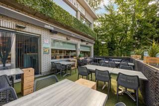 <p><strong>Karaktervolle handelswoning met ruime bovenliggende woonst</strong></p>
<p>Op een toplocatie aan de Gentsesteenweg, een belangrijke invalsweg richting Mechelen-centrum, vinden we dit karaktervolle pand. De E19, omliggende gemeenten en het historische centrum zijn snel bereikbaar, terwijl winkels, scholen en openbaar vervoer zich op een steenworp bevinden – ideaal voor zowel wonen als ondernemen</p>
<p>Het gelijkvloers is vandaag ingericht als een populair Italiaans restaurant (195 m²) met een uitnodigende open eetruimte, een elegante bar en een lichtrijke keuken met professioneel gasfornuis, handige bergruimte en twee gastentoiletten.</p>
<p>Op de eerste verdieping bevindt zich een ruime leefruimte met grote ramen en een volledig uitgeruste keuken met eethoek, drie slaapkamers, een badkamer met douche in bad en dubbele lavabo, plus een apart gastentoilet.</p>
<p>De tweede verdieping biedt een tweede woonkamer met keuken, een ruime wasplaats die ook als extra kamer of bureau kan dienen, een tweede badkamer met bad en dubbele lavabo, twee ruime slaapkamers en een apart toilet.</p>
<p>De zolder zorgt voor extra opbergruimte. Elke woonlaag geniet van eigen zijn eigen buitenruimte: een leuk aangekleed terras vooraan, een tuin met stockage achteraan, een aangenaam terras achteraan op de eerste verdieping en een knus terras vooraan op de tweede verdieping.</p>
<p>Parkeren kan comfortabel in de ruime garage via de Thiebroekstraat of op de achterliggende parking met twintig plaatsen voor bezoekers.</p>
<p><em>Met EPC-label D, 18 zonnepanelen en 2 batterijen is het pand energiezuinig en <strong>vrij van renovatieplicht,</strong> al vraagt het dak vernieuwing. Hiernaast kan het pand opgesplitst worden in 2 gezinswoningen.</em></p>
<p><strong>Troeven</strong></p>
<ul>
<li>Commerciële ligging met uitstekende zichtbaarheid</li>
<li>18 zonnepanelen én 2 batterijen</li>
<li>Ruime garage én parkeergelegenheid voor klanten</li>
</ul>