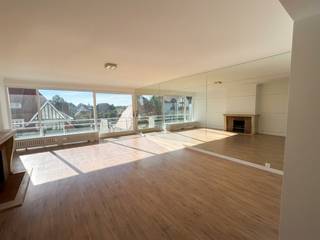 <em><strong>Résidence Brighton</strong></em><br /><br />Cet appartement d'angle prêt à emménager bénéficie d'un emplacement exceptionnel à l'angle de la Kustlaan et de l'Ebbestraat, en face du minigolf et à quelques pas des boutiques et commerces de Het Zoute. Grâce à son orientation sud, le spacieux espace de vie bénéficie d'une lumière naturelle abondante et d'une belle vue dégagée sur les villas de Het Zoute.<br /><br />L'appartement comprend un hall d'entrée, un salon spacieux donnant accès à la terrasse ensoleillée, une cuisine entièrement équipée, un débarras pratique pour la machine à laver et le sèche-linge, des toilettes séparées pour les invités et une salle de bains avec baignoire, paroi de douche et lavabo. La chambre particulièrement spacieuse dispose d'un dressing et de nombreux placards intégrés.<br /><br />L'appartement dispose également d'un débarras privé en sous-sol et d'un vaste local à vélos commun.<br /><br /><u><strong>Conditions de location :</strong></u>
<ul>
	<li>Forfait charges générales : 100 €</li>
	<li>Convient aussi bien comme résidence principale que comme résidence secondaire</li>
	<li>Taxe sur les résidences secondaires facultative à la charge du locataire</li>
	<li>Location à titre privé uniquement, impossible via une société</li>
	<li>Caution de 3 mois de loyer</li>
	<li>Frais d'état des lieux partagés à parts égales</li>
	<li>Charges au nom du locataire</li>
	<li>Assurance locataire obligatoire</li>
</ul>
<br />Intéressé(e) ? N’hésitez pas à nous contacter pour plus d’informations ou pour une visite sur place.<br />Réf. OGA728