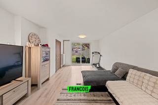 Deze woning is rustig gelegen in een aangename woonwijk nabij het centrum van Brugge. <br /><br />De indeling is praktisch en omvat een inkomhal, een lichtrijke leefruimte en een basis geïnstalleerde keuken. Verder beschikt de woning over drie slaapkamers, een te renoveren badkamer, een kelder en een zolder waar extra kamers gecreëerd kunnen worden.<br /><br />Daarnaast is er een ruime garage aanwezig met voldoende parkeergelegenheid op het perceel. De grote tuin vormt een bijkomende troef en biedt veel buitenruimte en privacy. Achteraan het perceel is bovendien een extra doorgang voorzien, wat extra toegankelijkheid en gebruiksgemak kan bieden.<br /><br />Verder beschikt de woning over dubbele beglazing en een vernieuwde verwarmingsinstallatie.<br /><br />Interesse? Neem dan nu contact op met Kenjiro via 0495 64 69 95 of waeles@immofrancois.be!<br /><br />