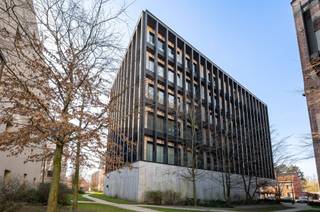 <p><span>Wonen in de bijzondere architecturale omgeving van Het Kanaal, met ruimte, licht en alle comfort! Dit appartement van ca. 148 m² beschikt over een royaal terras van ca. 32 m², een stijlvolle woonplek voor wie de unieke sfeer van Het Kanaal wil combineren met hedendaags comfort.</span></p><p><span> </span></p><p><span>Indeling</span></p><p><span>U betreedt het appartement en ervaart ineens de ruimte en lichtinval dankzij de grote ramen van de leefkeuken. Deze grote leefruimte werd voorzien van een keuken met inbouwtoestellen en geeft verder vrijheid tot invulling naar wensen van de bewoner. Via een doorgang met tevens een gastentoilet, bereikt u de tweede leefruimte met momenteel een bureelgedeelte en zitkamer alsook een toegang tot het ruime terras. Vanuit de woonkamer toegang tot de polyvalente dressingkamer met doorgang naar de wasplaats en technische ruimte, toegang tot de slaapkamer en de ruime badkamer. </span></p><p><span> </span></p><p><span>Bijzonderheden</span></p><p><span>Dit luxe appartement werd zeer smaakvol afgewerkt. Bij de renovatie/nieuwbouw in 2015 werden duurzame en hoogwaardige materialen gebruikt. De bewoonbare oppervlakte bedraagt ca. 148 m², het terras heeft een oppervlakte van ca 32 m².</span></p><p><span> </span></p><p><span>Parkeren en berging</span></p><p><span>In de ondergrondse parkeerkelder zijn twee autostaanplaatsen beschikbaar.</span></p><p><span> </span></p><p><span>Het Kanaal</span></p><p><span>Een unieke woonbeleving welke werd gecreëerd door Axel Vervoordt in de voormalige brouwerij en mouterij aan het kanaal bij Wijnegem. Ontdek ook meer over dit bijzondere project op de website van Het Kanaal.</span></p><p><span> </span></p><p><span>Meer inlichtingen via ons kantoor.</span></p>