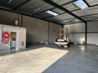 Unité PME neuve de 280 m² stratégiquement située à louer dans la zone industrielle de Genk-Zuid. Cet emplacement offre un accès direct aux sorties...