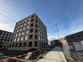 <h3><span>Te huur: Modern 2-slaapkamer appartement in nieuwbouwproject Tuinen van Eden, Wilrijk</span></h3><p><span>Ontdek dit prachtige, lichtrijke 2-slaapkamer appartement in het prestigieuze nieuwbouwproject </span><span>Tuinen van Eden</span><span>, ideaal gelegen in een rustige en groene buurt van Wilrijk. Dit appartement combineert comfort, stijl en praktische indeling op een manier die meteen als thuis voelt.<br /><br /></span><span>Het appartement wordt verwarmd én gekoeld via geothermische vloerverwarming (BEN)</span><span> </span></p><p><span>Indeling en kenmerken:</span></p><ul><li><span>Inkomhal: </span><span>De inkomhal vormt het centrale punt en is uitgerust met een op maat gemaakte vesitiairekast</span></li><li><span>Slaapkamers:</span><span> 2 comfortabele slaapkamers met veel lichtinval</span></li><li><span>Badkamer:</span><span> Moderne inloopdouche met lavabo, handdoekdroger en toilet</span></li><li><span>Leefruimte:</span><span> Ruime en lichtrijke woonkamer met veel natuurlijke lichtinval</span></li><li><span>Keuken:</span><span> Volledig uitgeruste open keuken met hoogwaardige toestellen</span></li><li><span>Terras:</span><span> Groot, zonnig en ideaal om te ontspannen of te genieten van een drankje buiten</span></li><li><span>Berging:</span><span> Aparte berging met aansluitingen voor wasmachine en droogkast</span></li><li><span>Vloeren:</span><span> Het hele appartement is voorzien van stijlvolle doorlopende tegels</span></li></ul><p><span> </span></p><p><span>Extra troeven:</span></p><ul><li><span>Nieuwbouw met energiezuinige BEN-woning standaard</span></li><li><span>Lift aanwezig</span></li><li><span>Fietsenberging</span></li><li><span>Rustige en groene omgeving, ideaal voor ontspanning</span></li><li><span>Nabij winkels, scholen en openbaar vervoer</span></li><li><span>Uitstekende bereikbaarheid naar belangrijke invalswegen</span></li></ul><p><span>Dit appartement is perfect voor wie modern comfort wil combineren met een rustige, groene en toch goed bereikbare locatie.<br /><br /></span></p><p><span>3 maanden huurwaarborg</span></p><p><span>€100 provisie gemeenschappelijke kosten</span></p><p><span> </span></p>