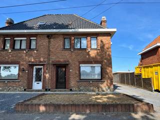 In De Dreve, vlak bij het centrum van Olsene, bevindt zich deze goed onderhouden halfopen bebouwing. De woning geniet van een centrale ligging tussen Waregem en Deinze en een vlotte verbinding naar het op- en afrittencomplex van de E17 in Kruisem. Ook winkels, scholen en andere voorzieningen bevinden zich in de nabije omgeving.<br /><br />Via de charmante inkomhal betreedt u de woning, met toegang tot de leefruimte en de trap naar de eerste verdieping. De leefruimte is opgedeeld in twee ruimtes: een salon vooraan de woning en een eetgedeelte met zicht op de veranda. Aansluitend bevindt zich de keuken, die verbinding geeft met de veranda. Verder beschikt het gelijkvloers over een badkamer en een ruime, droge kelder.<br /><br />Op de eerste verdieping bevinden zich drie slaapkamers, waarvan twee ruime kamers en één kleinere kamer. Een extra troef is de vaste trap naar de ruime zolder, die nog heel wat mogelijkheden biedt voor het creëren van extra kamers, een hobbyruimte of bureau.<br /><br />In de achterbouw bevindt zich nog een praktische berging/wasplaats. De dubbele garage zorgt voor heel wat extra opbergruimte en biedt de mogelijkheid om meerdere wagens binnen te plaatsen. Ook naast de woning is er voldoende parkeergelegenheid.<br /><br />Achteraan geniet u van een gezellige, onderhoudsvriendelijke tuin met voldoende privacy.<br /><br />Op zoek naar een kloeke woning op een centrale ligging en vooral heel wat mogelijkheden om ze verder naar eigen smaak en stijl in te richten?<br /><br />Schrijf u dan nu in via onze website (www.opt-immo.be) voor de bezoekdag op zaterdag 12 september en ontdek zelf de mogelijkheden van deze woning!<br /><br />Richtprijs: €240.000
