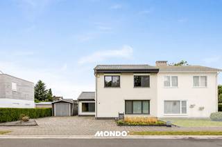 Ontdek deze uiterst charmante halfopen bebouwing, rustig gelegen en voorzien van alle hedendaags comfort en een overvloed aan ruimte. <br />Dankzij de strategische ligging nabij belangrijke invalswegen richting Brussel en Antwerpen geniet u hier van een perfecte combinatie tussen rust en bereikbaarheid.<br /><br />Bij het betreden van de woning wordt u verwelkomd in een verzorgde inkomhal die toegang geeft tot de ruime en lichtrijke leefruimte, waar grote raampartijen zorgen voor een aangename, open sfeer. <br />Aansluitend bevindt zich de volledig uitgeruste keuken met gezellige eetkamer, dé ideale plek voor warme familiemomenten en sfeervolle diners.<br />Op het gelijkvloers vindt u verder een badkamer met ligbad, een veelzijdige kamer die momenteel dienstdoet als bureau (perfect als extra slaapkamer), een praktische berging en een apart gastentoilet.<br /><br />De eerste verdieping biedt drie volwaardige slaapkamers en een handige dressingruimte, waardoor deze woning perfect inspeelt op de noden van een gezin.<br />Buiten wordt u verrast door een ruime, zonnige en fraai aangelegde tuin met extra bergruimte – een oase van rust waar u in alle privacy kan genieten. <br />De brede oprit en garage zorgen bovendien voor voldoende parkeergelegenheid.<br /><br />Deze woning is uitgerust met diverse moderne troeven, waaronder airconditioning op beide verdiepingen, zonnepanelen voor energiezuinig wonen en een gezellige pelletkachel die extra warmte en sfeer brengt.<br /><br />Kortom, een instapklare woning die comfort, ruimte en een uitstekende ligging moeiteloos combineert.<br /><br />Ontdek de woning alvast virtueel:<br />https://my.matterport.com/show/?m=xK6rrXCpjXX<br /><br />Zou je deze woning graag ontdekken? <br />Contacteer Bjorn Marievoet<br />0477 606 833<br />bjorn@mondovastgoed.be