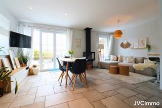 Composition :R-D-ChHall d'entrée : 4 m², hall secondaire avec wc séparé : 2,79 m², cuisine équipée 6,67 m², agréable living ouvert sur la cuisine et...