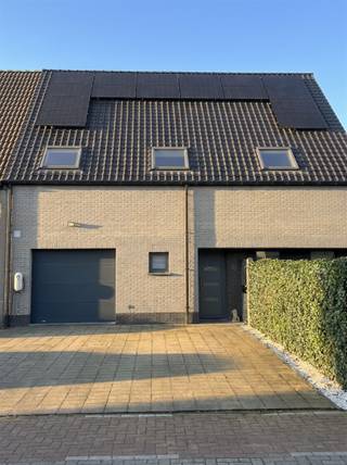 Instapklare energiezuinge gezinswoning (EPCA) met uitzonderlijke tuinbeleving Deze hoogwaardige halfopen bebouwing combineert energiezuinig wonen, ruimte en luxe met een uitzonderlijk buitenleven. Dankzij de verwarmde zwemvijver en de stijlvolle terrasoverkapping met lamellendak geniet je hier het hele jaar door van een vakantiegevoel in eigen tuin.Binnen word je verwelkomd in een lichtrijke leefruimte met natuurstenen vloer, ingemaakte kasten en een aangename verbinding met de tuin. De semi-open keuken is volledig uitgerust en praktisch ingericht, met aansluitend een berging met wasruimte, extra douchekamer en toilet.De hoogwaardige maatwerktrap lijd je naar de ruime bovenverdieping waarop zich 3 volwaardige slaapkamers bevinden, waarvan 1 met ingemaakte kasten en bureau en 1 met ruime dressing die rechtstreeks toegang biedt tot een ruime badkamer met ligbad, inloopdouche, toilet en dubbele lavabo.De buitenruimte is een absolute troef: een onderhoudsvriendelijke tuin met tuinhuis, verwarmde zwemvijver en een Brustor terrasoverkapping als volwaardige extra leefruimte dankzij de glazen schuifwanden, zonnescreen en een infrarood verwarmingselement.Technisch en energetisch blinkt deze woning uit met o.a. EPC A, zonnepanelen, laadpaal, regenwaterrecuperatie, elektrische rolluiken, vliegenramen en een recent vernieuwde Bosch condensatieketel.Er is een inpandige garage met 2 extra parkeerplaatsen op de oprit.De groene omgeving met landelijk karakter en de vele wandel- en fietsmogelijkheden maken het plaatje compleet.Ook de vlotte verbinding met de E34 en de haven van Antwerpen en Gent zijn een troef.Een instapklare woning voor wie comfort, rust en kwaliteit zoekt zonder verplichte renovaties.Interesse? contact@eberhardvastgoed.be of 03 / 779 69 29.