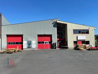 Uitstekend gelegen bedrijfsgebouw van 1.290 m² op een volledig verhard terrein van 2.630 m². Het bedrijfsgebouw bestaat uit enerzijds een...