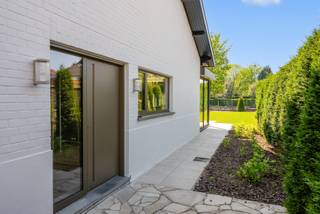 IN OPTIE<br /><br />Ruime villa op 772m² te koop in één van de meest populaire wijken van Kortrijk, PIUS X.<br /><br />EXTRA KIJKDAG na afspraak woensdag 6 mei vanaf 13u30.<br />VOLZET op zaterdag 2 mei en zondag 3 mei.<br /><br />Alle info vindt u op www.villa-pius-kortrijk.be<br /><br />De villa werd volledig gerenoveerd en afgewerkt met uitsluitend hoogwaardige materialen en A-merken gekozen. De woning is instapklaar en energiezuinig.<br /><br />Indeling:<br /><br />Gelijkvloers:<br />- inkomhal met gastentoilet en verbinding naar garage en kelder<br />- lichtrijke leefruimte van 77m² met halfopen keuken en zicht op de tuin<br />- zeer uitgeruste maatwerk-keuken van Coelembier<br />- aangename, onderhoudsvriendelijke en zonnige tuin<br /><br />Tussenverdieping:<br />- masterbedroom met ingerichte dressing en ensuite badkamer (douche en lavabo)<br />- tweede slaapkamer ; kan eventueel ook dienen als bureauruimte<br /><br />Eerst verdiep:<br />- 3 slaapkamers<br />- 2de badkamer met ligbad, inloopdouche, dubbele lavabo en toilet<br /><br />Zolder van 40m² te bereiken met ladder.<br />Kelder met ruime garage (35m²) - wasplaats - technische ruimte met extra bergplaats<br /><br />Bijzonderheden:<br />- rustige en residentiële locatie<br />- zonnige tuin (ZZW georiënteerd)<br />- volledig gerenoveerd van A tot Z<br />- EPC 116 &amp; asbestvrij<br />- 13 zonnepanelen (4.160 kW) en regenput van 3.000L<br />- voldoende parkeergelegenheid (garage en oprit)<br /><br />Kijkdagen vinden plaats op zaterdag 2 mei en zondag 3 mei NA AFSPRAAK.<br /><br />Bij interesse kunt u een bod uitbrengen "onder gesloten omslag" via mail. Dit kan via het document "aankoopbelofte" - link<br /><br />Deadline uitbrengen bod: zondag 10 mei om 18u<br /><br />Maak alvast je afspraak !<br /><br />Graag tot binnenkort.