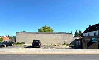 Maison d'angle commerciale bien située avec PARKING. Également un terrain idéal pour BUREAU/COMMERCES/SHOWROOM avec parking associé.