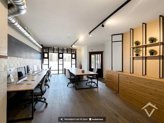 Deze handelsruimte, gelegen op een absolute toplocatie op de Markt van Torhout, geniet van maximale visibiliteit en passage. Omringd door winkels, horeca en voorzieningen is dit dé plek om uw zaak te laten renderen.<br /><br />Het pand staat momenteel leeg en biedt een volledig ingerichte horecastructuur met tal van mogelijkheden. Binnenin beschikt u over een ruime handelsruimte met plaats voor circa 60 personen, een centrale toogzone met tapinstallatie, een keuken, sanitair en praktische stockageruimtes achteraan.<br /><br />De open indeling maakt het eenvoudig om het pand naar eigen concept in te richten, of dit nu horeca, kantoor of een andere commerciële invulling is.<br /><br />Buiten is er een ruim terras aanwezig, ideaal om klanten te ontvangen en extra beleving te creëren op zonnige dagen.<br /><br />Belangrijk: het pand is vrij van huurder én vrij van brouwerijverplichting, wat u als koper volledige vrijheid geeft.<br /><br />Dankzij de open indeling en centrale ligging zijn de mogelijkheden bijzonder ruim. Denk aan:<br />- brasserie of horecazaak<br />- automatenshop (mits goedkeuring van de gemeente)<br />- kantoorruimte of hub voor freelancers<br />- andere commerciële invullingen<br /><br />Troeven op een rij:<br />✔ Topligging op de Markt van Torhout<br />✔ Sterke visibiliteit en passage<br />✔ Ruim terras<br />✔ Vrij van huurder en brouwer<br />✔ EPC-label A - energiezuinig<br />✔ Flexibele invulling mogelijk<br /><br />Een pand met karakter én toekomst, ideaal voor ondernemers of investeerders die willen inzetten op locatie en potentieel.