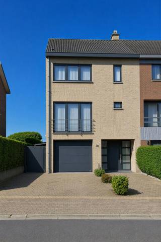 272 m² bewoonbare oppervlakte, EPC B-score, royale leefruimtes met uitzonderlijk veel licht, bergruimte en een zuidgelegen tuin met zicht op de velden.<br /><br />Gelijkvloers<br />Inkomhal met natuurstenen vloer en trap. Ruime berging, garage voor 2 wagens en oprit voor nog 3 wagens.<br /><br />Niv +1<br />Lichtrijke living van 44 m² met ingebouwde pelletkachel. Volledig ingerichte keuken met eethoek en praktische bijkeuken. Vanuit living en keuken zicht op tuin en velden. WC met toilet, urinoir en waskom.<br /><br />Niv +2<br />Nachthal met toegang tot 3 ruime slaapkamers, incl. masterbedroom met dressing, 1 badkamer en 1 douchekamer. Vaste trap naar zolder via dressing.<br /><br />Zolder<br />Zeer ruime, volledig afgewerkte kamer van 33 m², ideaal als vierde slaapkamer, bureau of hobbyruimte. Kan nog opgedeeld worden in 2 aparte kamers.<br /><br />Tuin & uitzicht<br />Zuidgerichte tuin met 2 terrassen: 40 m² op het gelijkvloers en 5 m² op de verdieping. Via draaitrap rechtstreeks verbonden met de tuin. De poort in het zijpad geeft directe toegang vanaf de oprit.<br /><br />Instapklaar, met alarmsysteem, laadpunt, aluminium ramen, dubbele beglazing, rolluiken, zonneluifel en 10.000 l regenwaterput, aangesloten op toiletten, wasmachine en buitenkranen.<br /><br />Een perfecte combinatie van ruimte, licht, rust en groen, met winkels, scholen, openbaar vervoer en verbindingswegen vlot bereikbaar.<br /><br />Beschikbaar uiterlijk 6 maanden na akte, in onderling overleg.<br /><br />Meer informatie of een bezoek? Contacteer ons via Dewaele.com of 0472/18.38.39<br /><br />Bestuursmaatregelen in het maatregelenregister: in aanvraag