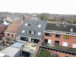 Uitzonderlijk aanbod: Woning met handelspand en magazijn op 1.553m² in centrum Dentergem! Ligging: centrum Dentergem, op wandelafstand van bakker,...