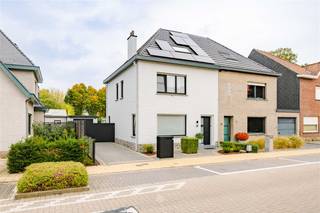 MERELBEKE - Vous êtes à la recherche d'une maison jumelée située au calme dans le centre de Merelbeke ?Cette propriété est exactement ce que vous...