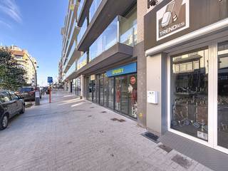 TE HUUR – Handelsgelijkvloers op toplocatie in De PanneBen je op zoek naar een compacte maar strategisch gelegen handelsruimte? Dan is dit...