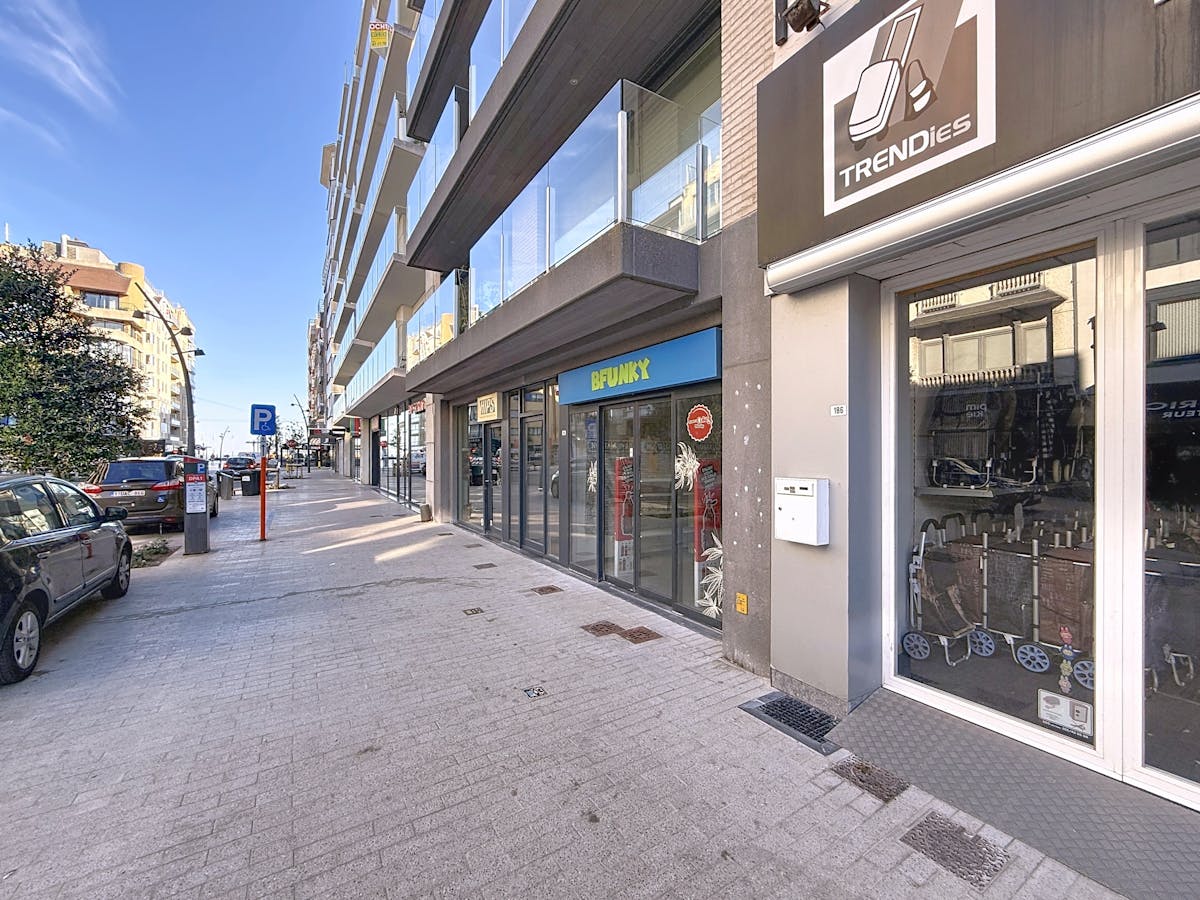 Handelsgelijkvloers in hartje De Panne te huur. - foto 2