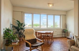 <p><span>GENT - Sportstraat 153: Op zoek naar </span><span>een gerenoveerd appartement te huur aan Station Gent?</span><span> Dan is dit pand mogelijk iets voor u. </span></p><p><span> </span></p><p><span>De belangrijkste troeven in een notendop:</span></p><ul><li><span>Gunstige locatie tussen Station Gent-Sint-Pieters en stadscentrum</span></li><li><span>Gelegen in een rustige straat, nabij de Blaarmeersen</span></li><li><span>Karaktervol, gezellig en instapklaar</span></li></ul><p><span> </span></p><p><span>Indeling:</span></p><p><span>Centrale inkomhal met vestiairekast, apart toilet, gezellige leef-en eetruimte met blokjesparket, aparte geïnstalleerde keuken (gasvuur, dampkap, oven, koelkast, diepvries, aansluiting vaatwas voorzien). Vanuit de centrale hal komen we tot 2 slaapkamers, badkamer met wasmeubel en douche en plaats voor een wasmachine. </span></p><p><span> </span></p><p><span>Huurprijs: € 1.150 + € 150 gemeenschappelijke kosten (incl. eigen verbruik verwarming en water). Elektriciteit afzonderlijk af te rekenen. </span></p><p><span>Beschikbaar vanaf 01/12/2026. Domicilie verplicht. </span></p><p><span> </span></p><p><span>Neem contact op ons kantoor voor een bezoek ter plaatse via onze website.</span></p><p><span> </span></p><p><span> </span></p>