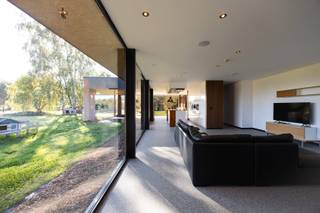 Uitgestrekte rust en uitzonderlijk veel ruimte in een groene oase<br /><br />Aan de Paardenstraat 1 in Putte bevindt zich deze bijzonder ruime woning op een royaal perceel van bijna 50 are. Met een paardenweide, vergunde stal en een overvloed aan binnen- en buitenruimte is dit een unieke plek voor wie landelijk wil wonen, paarden aan huis wil houden of ruimte zoekt voor een groot gezin.<br /><br />De doordacht ontworpen, moderne aanbouw brengt licht, groen en rust naar binnen. Grote glaspartijen bieden vanuit de eethoek, woonkamer, keuken, het bureau, de badkamer en slaapkamers mooie zichten op het domein. De complete leefkeuken met kookeiland sluit aan op een royale woonkamer die flexibel kan worden ingericht. Verder zijn er een ruime inkom, een uitzonderlijk grote berging, een bureau dat ook als logeer- of slaapkamer kan dienen, een badkamer en een master bedroom met dressing.<br /><br />De woning is voorbereid op veranderende woonbehoeften. Een slaapkamer op het gelijkvloers, een extra toegang en een slimme indeling bieden mogelijkheden voor levenslang wonen of een kangoeroewoning. Boven bevinden zich twee kamers en een privébadkamer. Ook de ruime zolder kan nog worden ingericht als één grote of twee afzonderlijke kamers.<br /><br />Een carport, een praktisch tuinhok met twee toegangen, veel bergruimte en de omliggende natuur vervolledigen dit veelzijdige eigendom. Een woning waar licht, privacy, comfort en toekomstmogelijkheden samenkomen.<br /><br />Meer info of een bezoek inplannen? wouter.beckx@homixx.be - 016/199.349