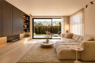 <p><strong>De luxe van een woning. Het comfort van een appartement en geen syndicuskosten!</strong></p><p>Op een rustige locatie in Vlimmeren, vlak bij Zoersel en Malle, vindt u deze uitzonderlijke gelijkvloerse woonst. Hier geniet u van de privacy, ruimte en het wooncomfort van een woning, gecombineerd met de praktische voordelen van een appartement.</p><p>Bij het binnenkomen valt meteen de kwalitatieve afwerking op. De woning werd afgewerkt met duurzame en stijlvolle materialen, waarbij travertin elementen en warme houten accenten zorgen voor een tijdloze en luxueuze sfeer. De ruime leefruimte geniet van veel natuurlijk licht en vormt samen met de open keuken het hart van de woning.</p><p>De open keuken sluit naadloos aan op de eet- en zithoek en werd ontworpen met oog voor zowel esthetiek als gebruiksgemak. Hoogwaardige toestellen, een ingebouwde wijnkoeler en doordachte opbergmogelijkheden maken van deze ruimte een aangename plaats om te koken, te genieten en gasten te ontvangen.</p><p>Aansluitend bevindt zich de sfeervolle woonkamer waar de stijlvolle bio-ethanolhaard voor extra warmte en gezelligheid zorgt. De maatwerk kastenwand met geïntegreerd tv-meubel benadrukt het strakke karakter van de woning en biedt tegelijk praktische bergruimte zonder afbreuk te doen aan het design.</p><p>Dankzij de royale leefruimte bestaat de mogelijkheid om een tweede slaapkamer te creëren zonder het wooncomfort aanzienlijk te beperken. Een eenvoudige opdeling met een lichte scheidingswand kan hiervoor een oplossing bieden. Op aanvraag kan een vrijblijvende offerte worden bezorgd zodat kandidaat-kopers een duidelijk beeld krijgen van de mogelijkheden en bijhorende investering.</p><p>De comfortabele badkamer beschikt over een inloopdouche, ligbad en dubbele lavabo. Daarnaast biedt de huidige indeling de mogelijkheid om een tweede slaapkamer te creëren, waardoor deze eigendom zich flexibel aanpast aan verschillende woonwensen en levensfases. Tegenover de badkamer bevindt zich de ruime master bedroom, een aangename en rustige ruimte waar comfort centraal staat. Dankzij de royale afmetingen is er voldoende plaats voor een volwaardig tweepersoonsbed, aanvullende kasten en een gezellige zithoek of werkruimte.</p><p>Vanuit de leefruimte heeft u rechtstreeks toegang tot het terras en de privatieve tuin, waar rust en privacy centraal staan. Dankzij de elektrische zonneluifels geniet u ook tijdens warme zomerdagen van aangename schaduw en optimaal buitencomfort. Buiten geniet u van een volledig privatief woonkarakter met een eigen garage en een ruime dubbele oprit. Hierdoor beschikt u steeds over voldoende parkeergelegenheid op eigen terrein, wat het comfort en de privacy van een klassieke open bebouwing benadert. Verplicht aan te kopen garage t.w.v. €20.000.</p><p>Ook technisch onderscheidt deze woonst zich duidelijk. Dankzij de warmtepomp van de nieuwste generatie, vloerverwarming doorheen de volledige woning, een recente boiler en een hoogwaardig ventilatiesysteem geniet u dagelijks van een uitzonderlijk wooncomfort.</p><p>Deze eigendom is ideaal voor wie op zoek is naar een gelijkvloerse woonst met tuin, een levensloopbestendige woning of een exclusieve woonomgeving waar comfort, privacy en kwaliteit centraal staan.</p><p>Troeven:</p><ul><li><p>Warmtepomp van de nieuwste generatie</p></li><li><p>Vloerverwarming doorheen de volledige woning</p></li><li><p>Recente boilerinstallatie</p></li><li><p>Hoogwaardig ventilatiesysteem voor een optimaal binnenklimaat</p></li><li><p>Hoogwaardige en duurzame materialen</p></li><li><p>Volledig gelijkvloers wonen</p></li><li><p>Privatieve inkom</p></li><li><p>Privatieve tuin en terras</p></li><li><p>Elektrische zonneluifels</p></li><li><p>16 Zonnepanelen</p></li><li><p>Garage</p></li><li><p>Ruime parkeergelegenheid op eigen terrein</p></li><li><p>Lichtrijke leefruimtes</p></li><li><p>Mogelijkheid tot creëren van een tweede slaapkamer</p></li><li><p>Volledige privacy</p></li><li><p>Levensloopbestendig wonen</p></li><li><p>Rustige ligging nabij Zoersel en Malle<br /> </p></li></ul><p>Infoplicht:<br />Vg, Wg, Gmo, Gvkr, Gvv,<br />P-score: B, G-score: B. elektriciteitsattest is conform<br />Dit is geen aanbod, alle informatie is onder voorbehoud van vergissingen of wijzigingen. Oppervlaktes zijn indicatief. </p><p><br /> </p><p><br /> </p>