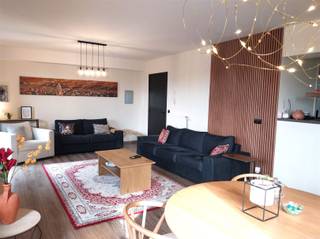 <p><span><strong>Vraag uw bezoek aan via info@optimusvastgoed.be!</strong></span><br /><span><strong>TE HUUR: Appartement met 4 slaapkamers te Heusden-Zolder!</strong></span><br /><span>Dit appartement is gelegen op de eerste verdieping in een gezellig complex op de mijnsite van Zolder! Het appartement is toegankelijk met de lift of de trap. U komt binnen in een ruime inkomhal met inbouwkasten en apart toilet. De ruime woonkamer met halfopen keuken is verbonden met het terras wat uitzicht biedt op de gemeenschappelijke tuin. De keuken is voorzien van voldoende kasten en er is een vaatwasser, keramisch fornuis met oven en een vrijstaande koelkast. Aansluitend met de keuken is er een ruime berging/wasplaats, dewelke tevens toegang biedt tot de nachthal. Via de nachthal komt u bij de 4 slaapkamers, badkamer met 2 wastafels, toilet en douche in het bad. In de nachthal is tevens nog een ruime berging. Ondergronds is er een autostaanplaats voorzien bij het appartement en er is voldoende vrije parkeerruimte voorzien. Het appartement ligt op wandelafstand van dagelijkse boodschappen, het cultureel centrum van Heusden-Zolder, op enkele minuten rijden van het commercieel centrum van Heusden. </span><br /><span><strong>Ligging:</strong></span><br /><span>Gunstige ligging vlakbij het commercieel centrum van Heusden met een vlotte bereikbaarheid vanuit Heusden, Zolder en Houthalen. Openbaar vervoer vlakbij.</span><br /><span><strong>Indeling:</strong></span><br /><span>- Verdieping: inkomhal met inbouwkast en gastentoilet, ruime woonkamer met halfopen keuken (koelkast, keramisch fornuis met oven en vaatwasser), berging/wasplaats, nachthal, 4 slaapkamers waarvan één momenteel ingericht als dressing, badkamer met douche in bad, 2 wastafels en toilet, berging.</span><br /><span>- Ondergronds: autostaanplaats</span><br /><span><strong>Troeven:</strong></span><br /><span>- Gunstig EPC!</span><br /><span>- 4 slaapkamers!</span><br /><span>- Gunstige ligging!</span><br /><span>- Ondergrondse autostaanplaats!</span><br /><span><strong>EPC A met certificaatnummer 20260413-0003846100-RES-1.</strong></span><br /><span><strong>Gemeenschappelijke kosten inbegrepen in de huurprijs. </strong></span><br /><span><strong>Beschikbaar vanaf 01.06.2026.</strong></span></p>