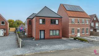 Bij ImmoFusion 7/7 “open huis” : klik op onze 3D-TOUR.Deze prachtige, instapklare woning met garage en volledig omheinde tuin straalt klasse, comfort...