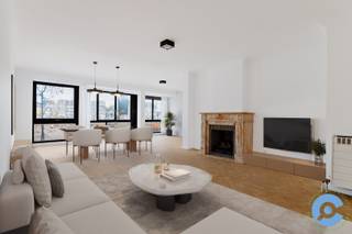 <strong>*** OPEN HUIS MOMENT - Donderdag 18 december tussen 11u en 14u ****</strong><br /><br />Instapklaar, recent gerenoveerd appartement op de eerste verdieping van een kleinschalig gebouw pal op de Markt van Sint-Niklaas.<br /><br />U komt binnen via een ruime inkomhal met apart gastentoilet en berging, waarna de open leefruimte meteen indruk maakt. Authentieke elementen zoals de visgraatparket en de marmeren sierschouw zijn behouden en krijgen extra cachet door de overvloedige lichtinval via de hoge raampartijen.<br />De halfopen, praktisch ingerichte keuken biedt alles wat u van een hedendaagse keuken verwacht en is afgewerkt met een gezellige ontbijt- en aperitiefbar zodat de kok nooit alleen is.<br />Achteraan liggen twee zeer ruime slaapkamers die uitgeven op een patio van circa 10 m², goed voor natuurlijke lichtinval en ventilatie.<br />De badkamer is uitgerust met dubbele wastafel, inloopdouche en toilet, en voorziet plaats voor wasmachine en droogkast.<br /><br />Extra pluspunten: renovatie met oog voor detail, gunstig EPC (label B), overal hoogrendementsbeglazing, conforme elektriciteit, asbestvrij, videofoon, aparte kelderberging en een gloednieuwe hoogrendementsketel.<br />Parkeren kan in de ondergrondse parking van de Grote Markt op abonnementsbasis.<br /><br />Vragen of een bezoek plannen na het bekijken van de foto’s en virtuele tour? Bel Nico via 0475/50 92 09.