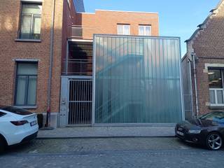 Dit heerlijk gelijkvloers jongbouw appartement (134,5 m²) met 2 slaapkamers, terras en private ruime tuin (70 m²) bevindt zich in een...