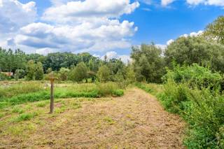 WEINVEST a le plaisir de vous présenter ce beau terrain plat, de 17,75 ares, prêt à accueillir la maison de vos rêves !Profitez d'une situation...