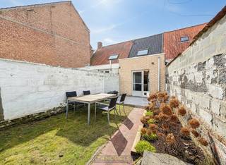 <br /><br />BETAALBARE STADSWONING, gelegen op een GUNSTIGE LOCATIE NABIJ HET CENTRUM van Oudenaarde, met alle VOORZIENINGEN BINNEN HANDBEREIK. Deze KNUSSE woning vormt, MITS ENKELE MODERNISERINGEN dan ook dé IDEALE STARTERSWONING of een INTERESSANTE OPPORTUNITEIT voor wie op zoek is naar een COMPACTE WOONST op een CENTRALE LIGGING.<br />Via de inkomhal heeft u toegang tot de ingerichte badkamer met toilet en de gezellige woonkamer met open keuken, wat zorgt voor een aangename en praktische indeling.<br />Op de verdieping bevindt zich een ruime slaapkamer, die voldoende comfort biedt voor dagelijks gebruik.<br />Buitenshuis beschikt deze woning over een knusse stadstuin met terras en een tuinberging, ideaal om ook in de stad te genieten van een eigen buitenruimte.<br /><br />Adres: Groenstraat 53 te Oudenaarde<br /><br />EPC: 418 kWh/m², G-score en P-score A, Renovatieverplichting van toepassing