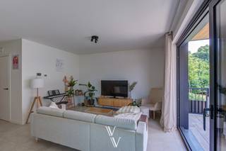 Dit mooi gelijkvloersappartement is gelegen aan de achterkant van deze residentie, gericht naar de tuin. Het beschikt over een groot terras...